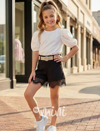 Černé kraťasy s krajkou a páskem