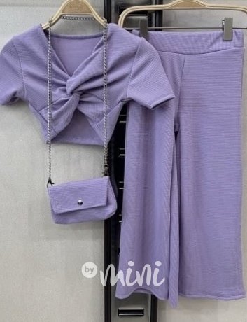 Lila crop top + volné kalhoty + kabelka