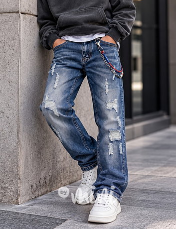 Ripped jeans s karabinou