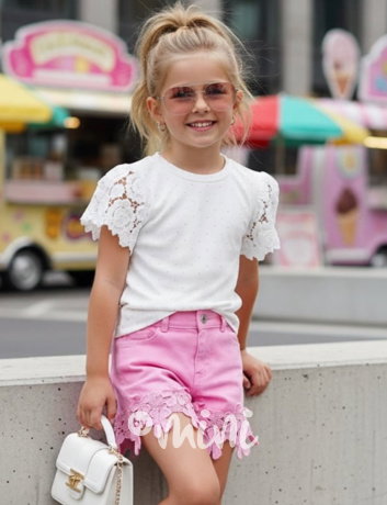 Bílá blůzka posetá kamínky