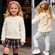 Chlupatý svetřík s flitry a mašlí cream