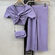 Lila crop top + volné kalhoty + kabelka