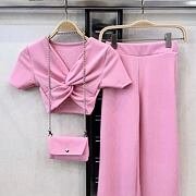 Růžový crop top + volné kalhoty + kabelka