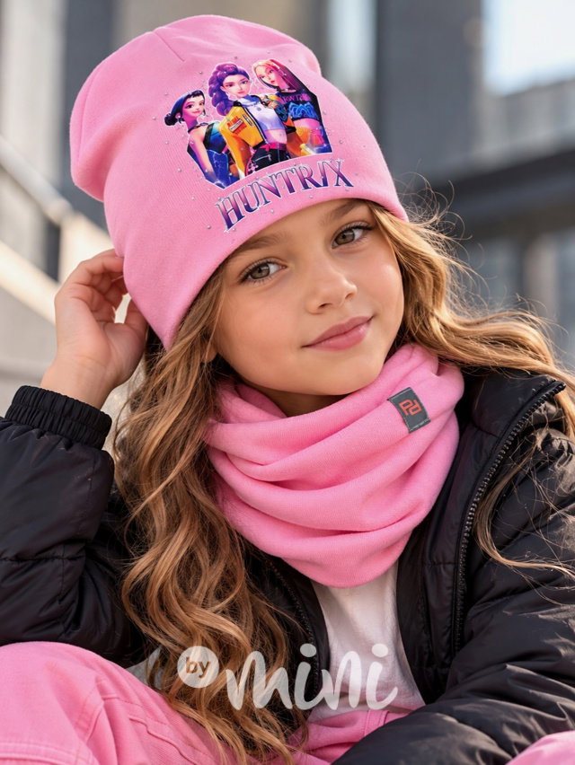 Huntrix čepice s kamínky + nákrčník barbie pink