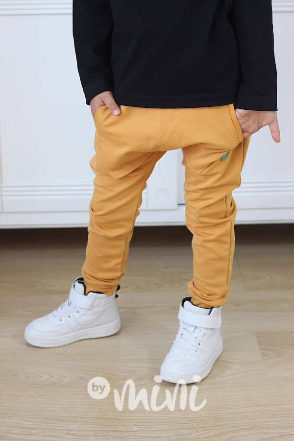 Mustard baggy s klokankou vpředu