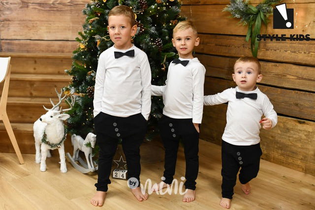 Bílá blůzka s černým motýlkem