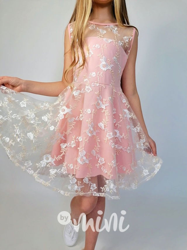 Vyšívané společenské šaty