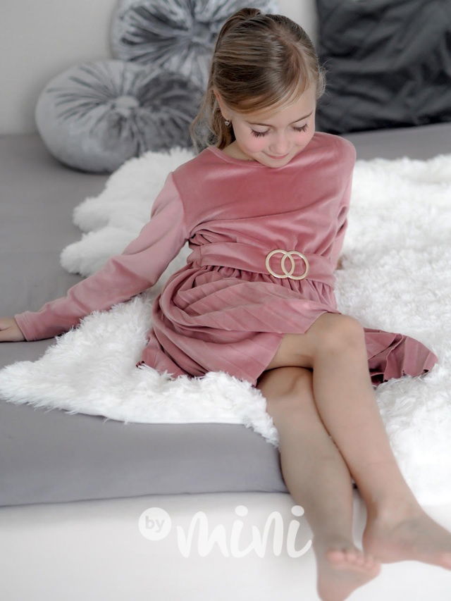 Velurové růžové šaty s plisovanou sukní