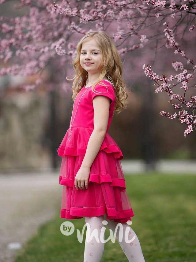 Malinové vrstvené šaty s řetízkem