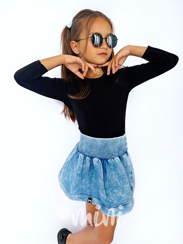 Černá blůzka s otevřenými zády a řasením