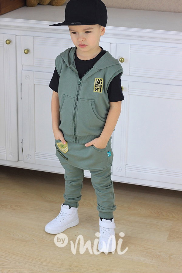 Zelené baggy s army nášivkami