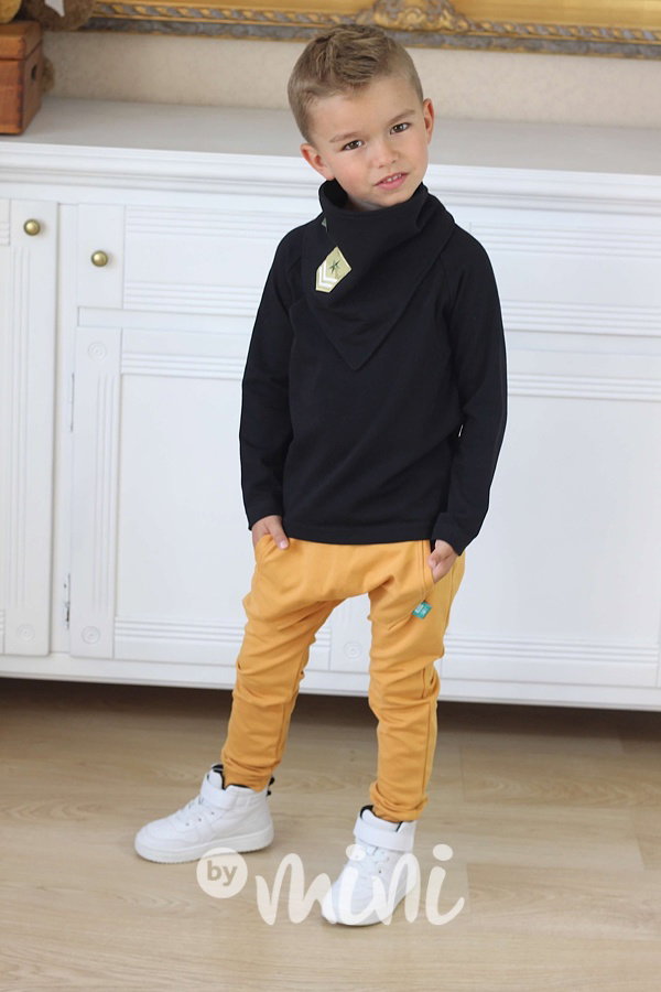 Mustard baggy s klokankou vpředu