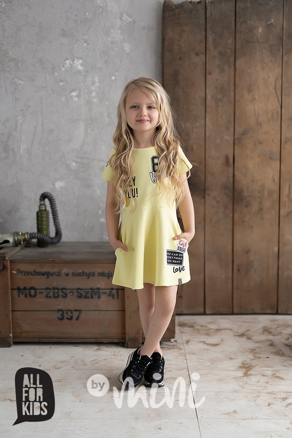 Dětské žluté šaty s nápisem