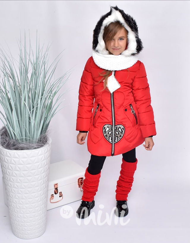 Dívčí červený zimní kabát se špičatou kapucí
