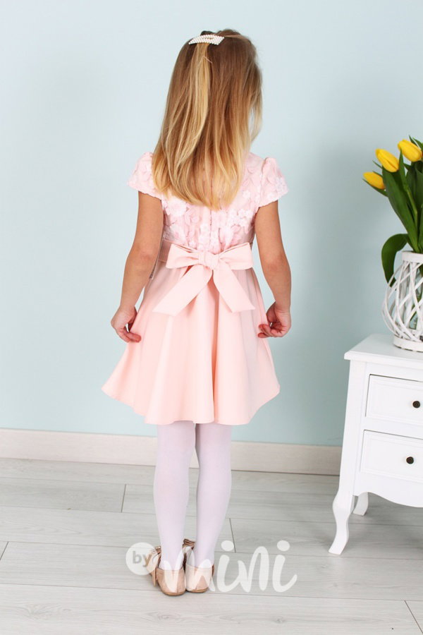 Elegant pudrové šaty s krajkou