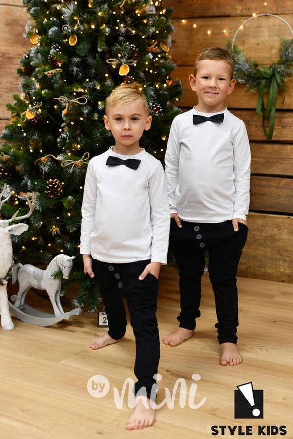 Bílá blůzka s černým motýlkem