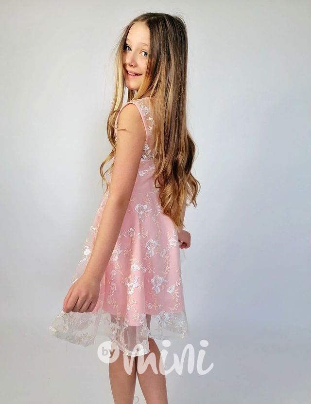 Vyšívané společenské šaty