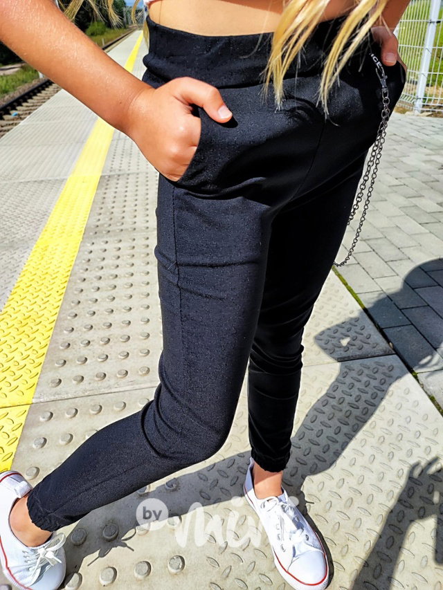Černé stretch kalhoty s řetězem