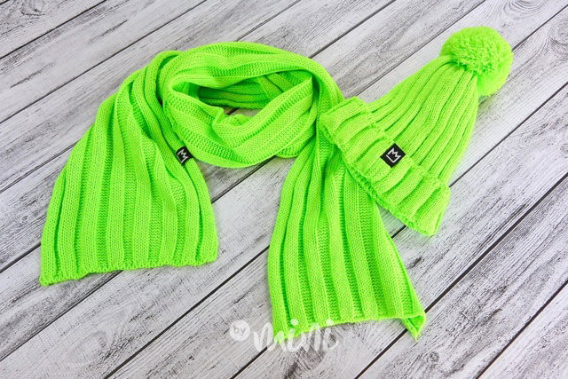 Neon zelený kulich s bambulí + dlouhá šála