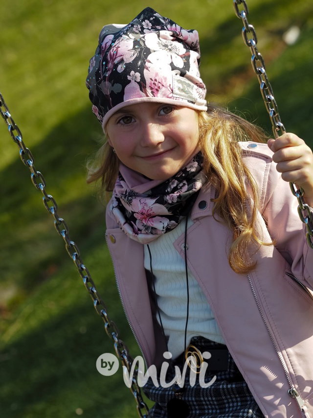 Flower beanie zdobená kamínky + nákrčník