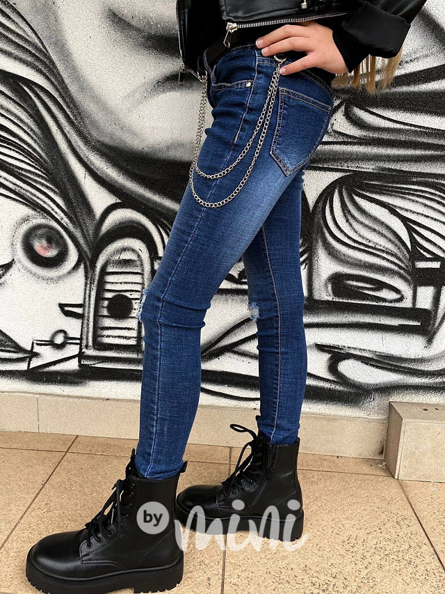 Ripped slim jeansy s páskem a řetízkem