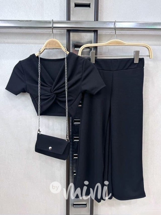 Černý crop top + volné kalhoty + kabelka