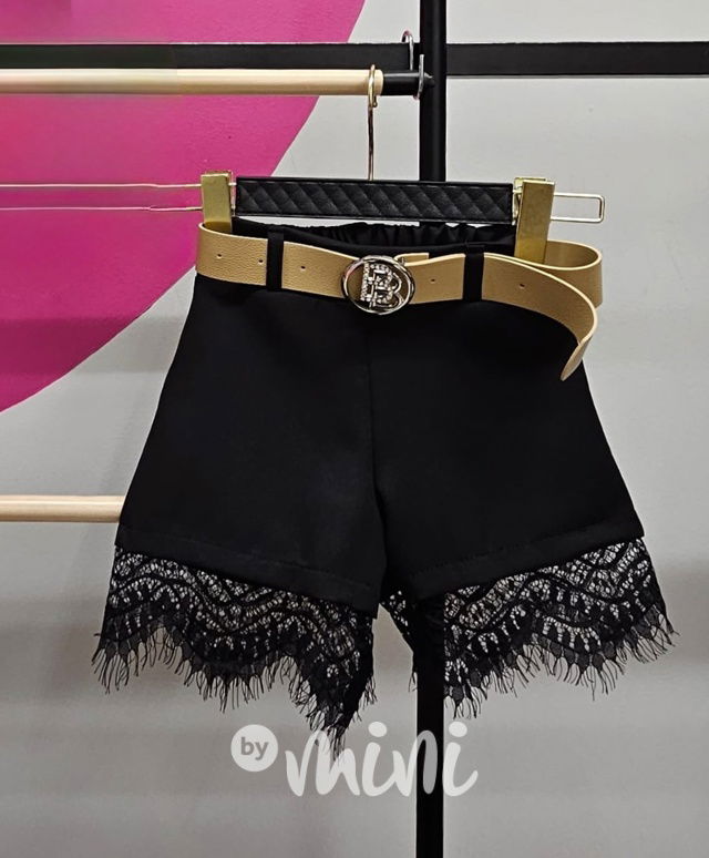 Černé kraťasy s krajkou a páskem