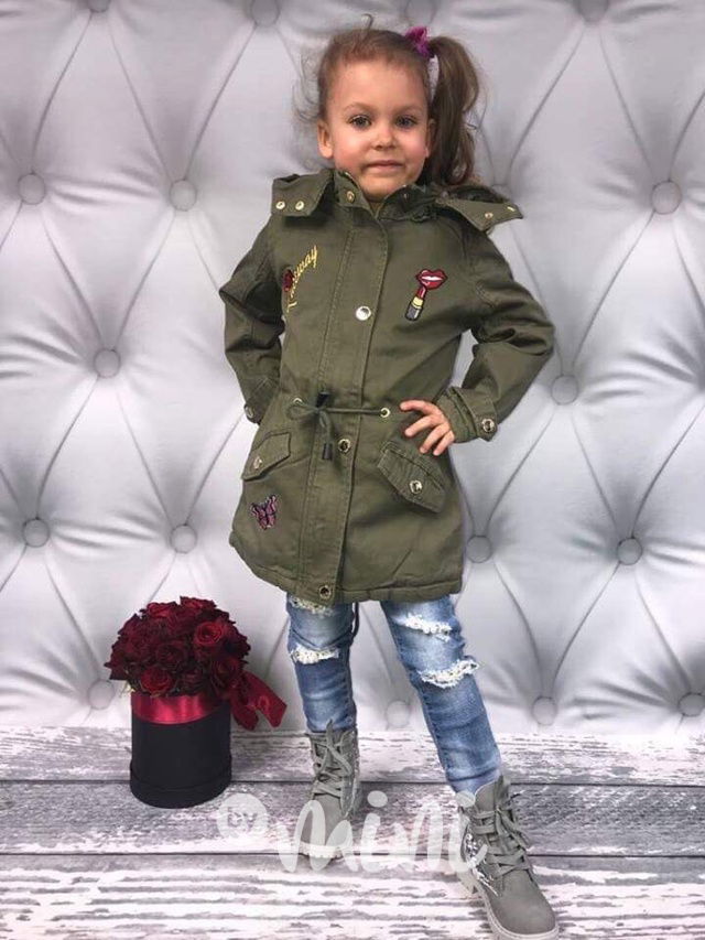 Khaki jarní parka s nášivkami