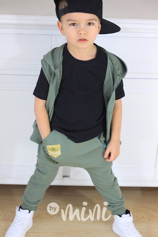 Zelené baggy s army nášivkami