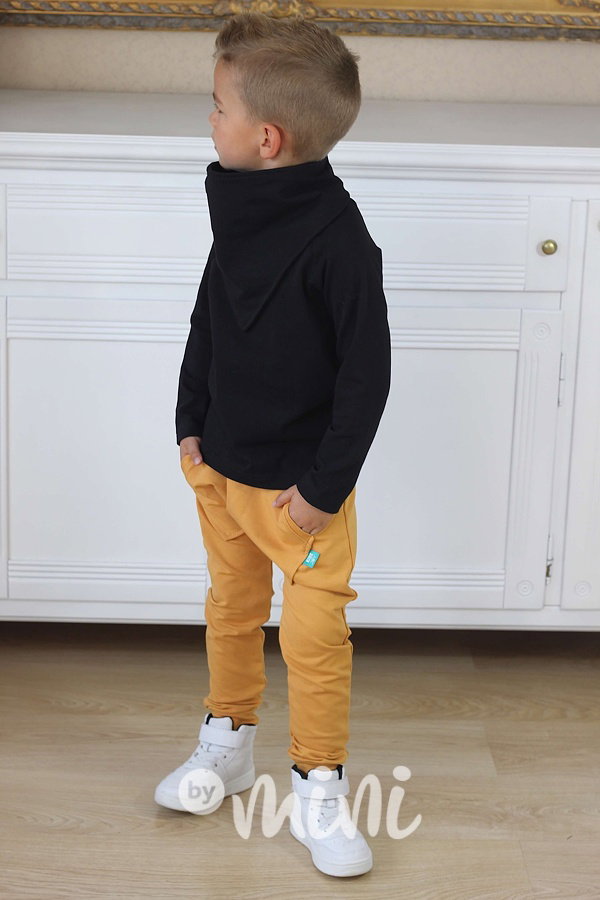 Mustard baggy s klokankou vpředu