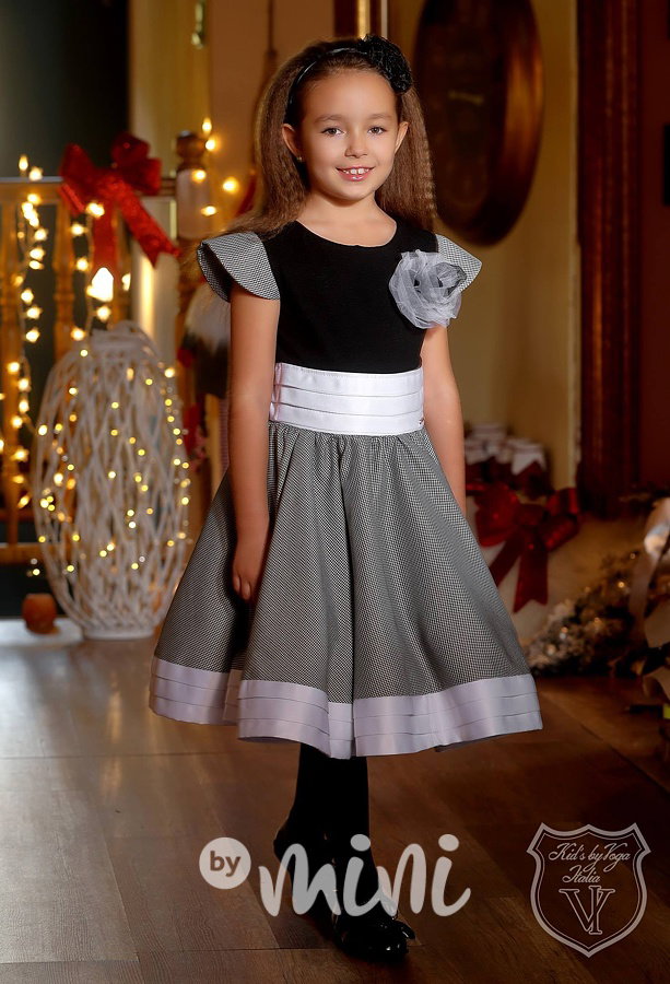 Elegantní šaty se spodničkou