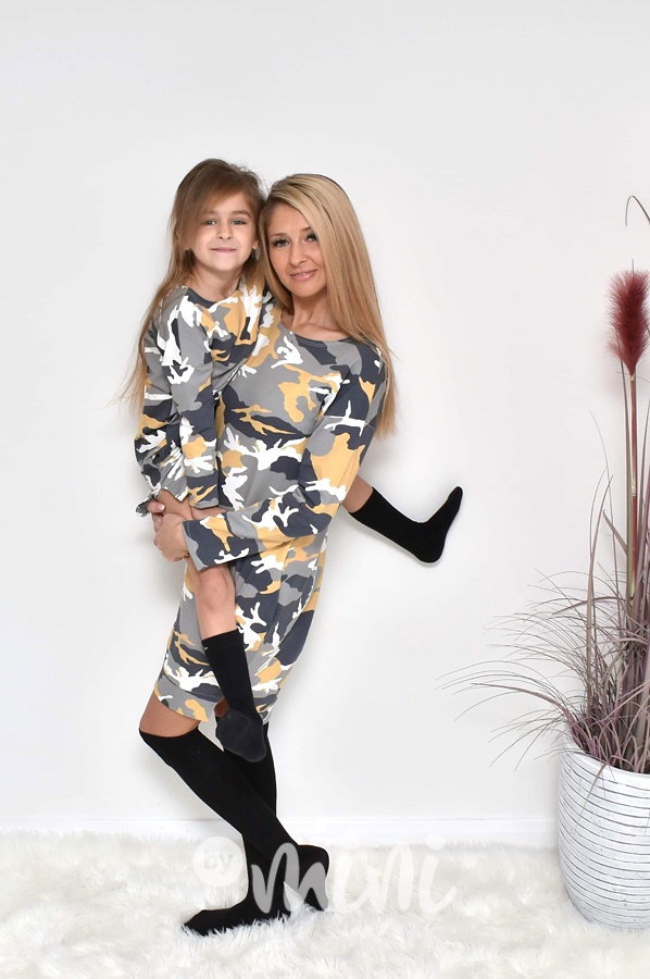 Stejné army šaty matka a dcera