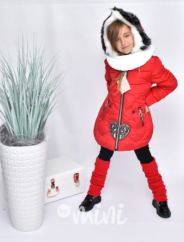 Dívčí červený zimní kabát se špičatou kapucí