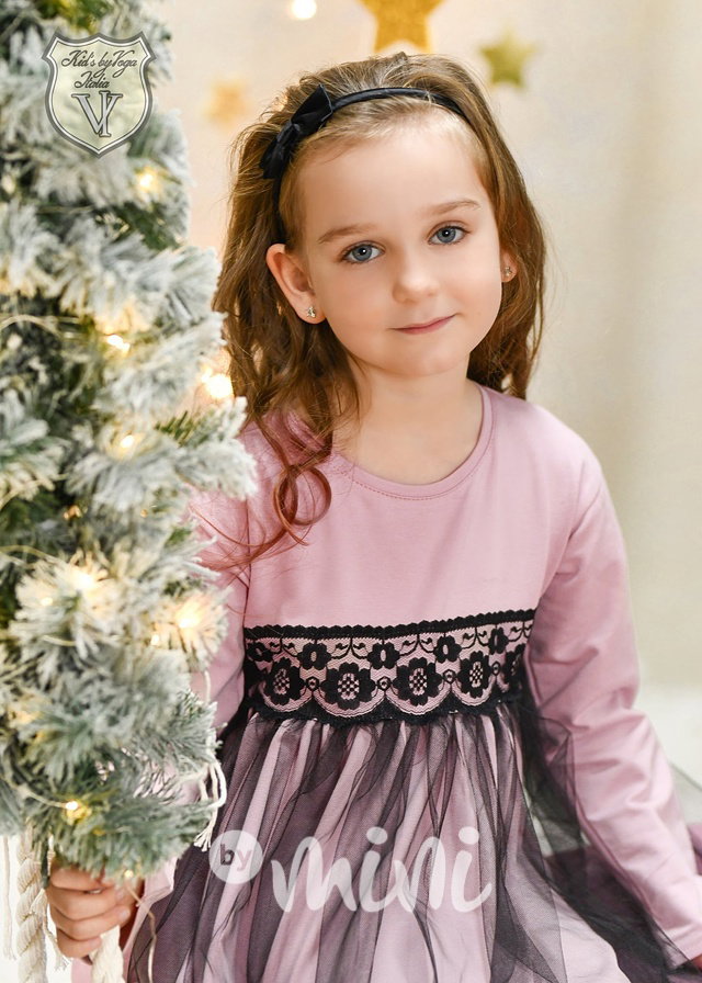 Růžové zdobené šaty