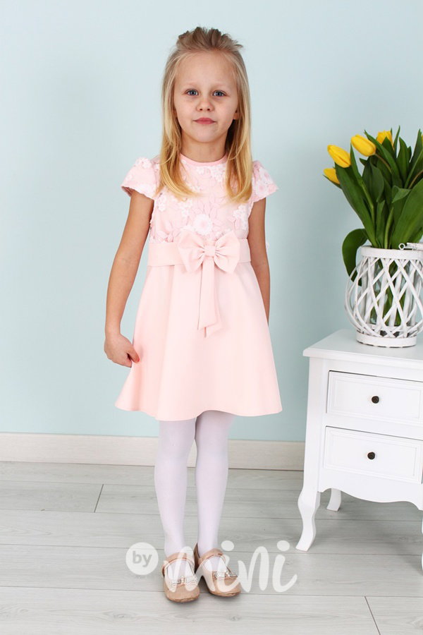 Elegant pudrové šaty s krajkou