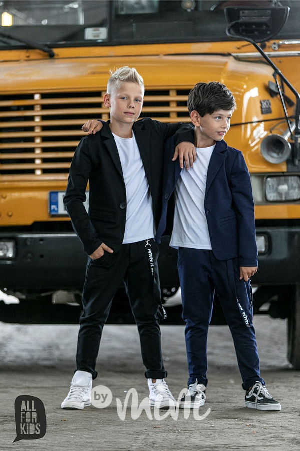 Černé kalhoty s dlouhým laclem