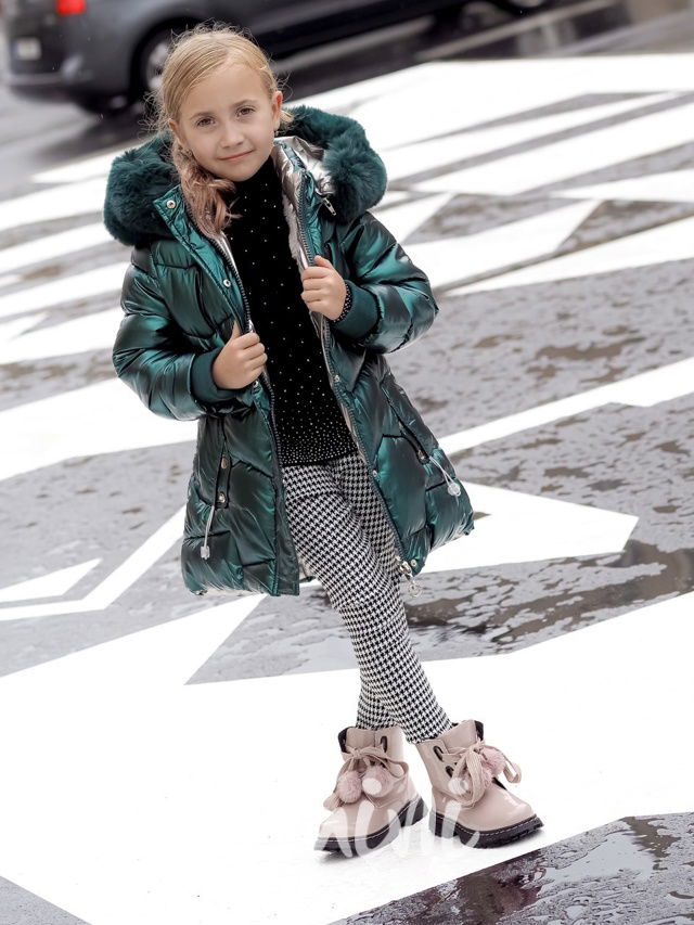 Zimní metalický kabát s kožešinou smaragd