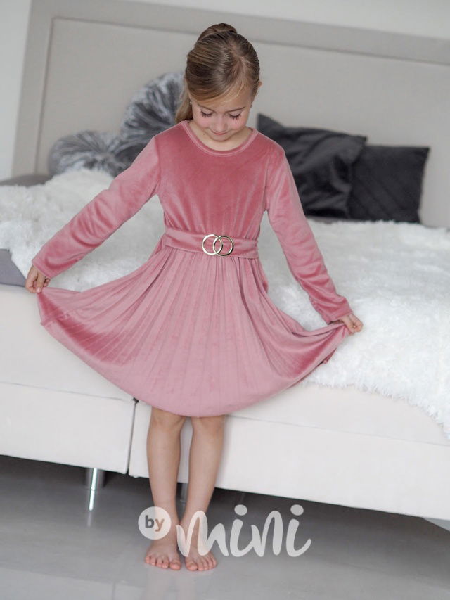 Velurové růžové šaty s plisovanou sukní