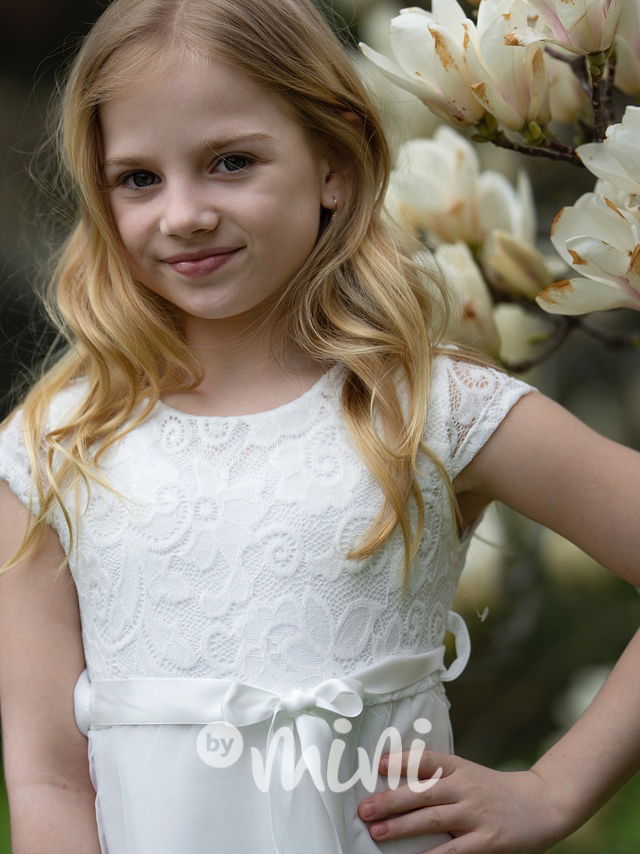 Bílé sváteční šaty