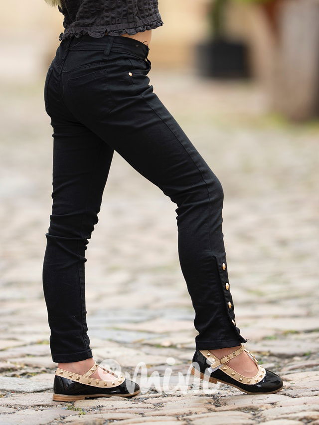 Černé stretch jeansy se cvoky