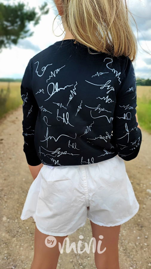 Černý svetřík s nápisy