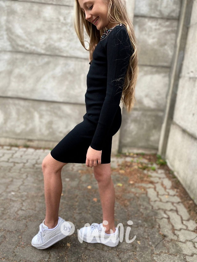 Svetříkové šaty s kamínky černé