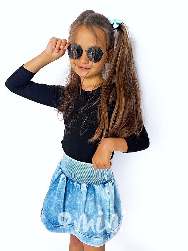 Černá blůzka s otevřenými zády a řasením