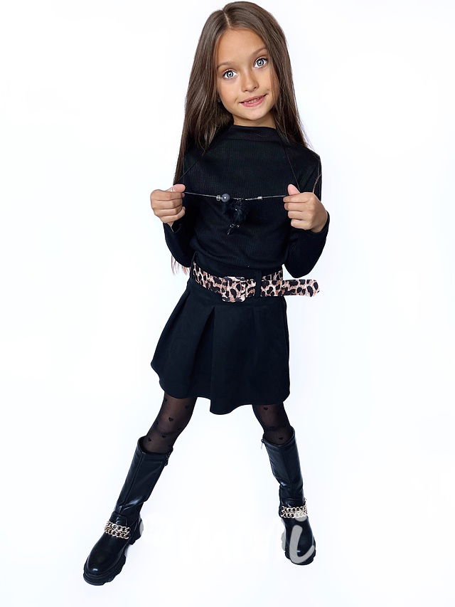 Černý svetřík s náhrdelníkem