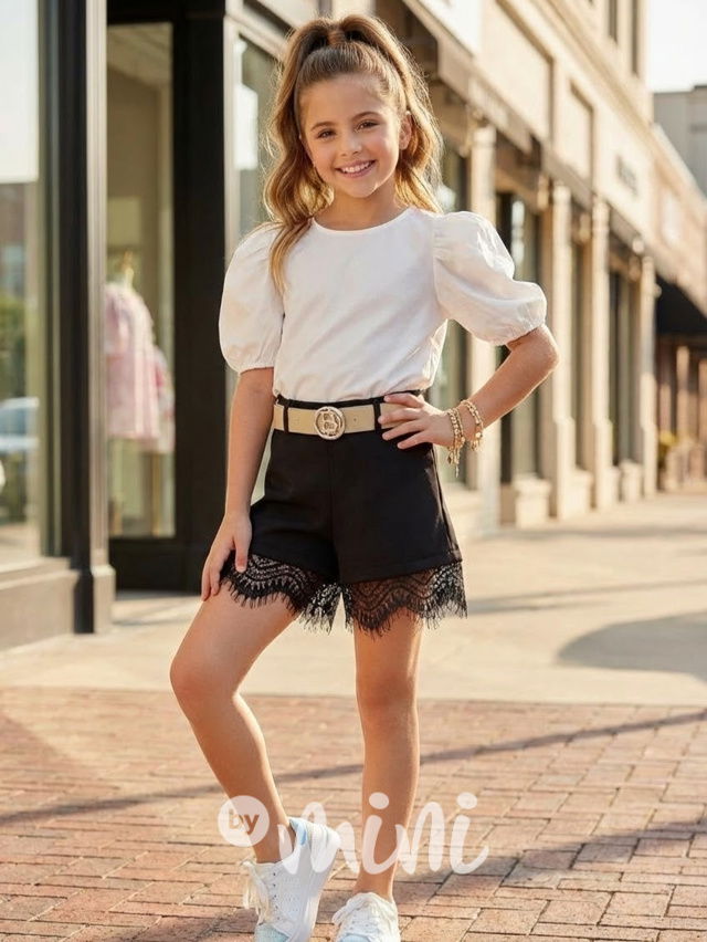 Černé kraťasy s krajkou a páskem