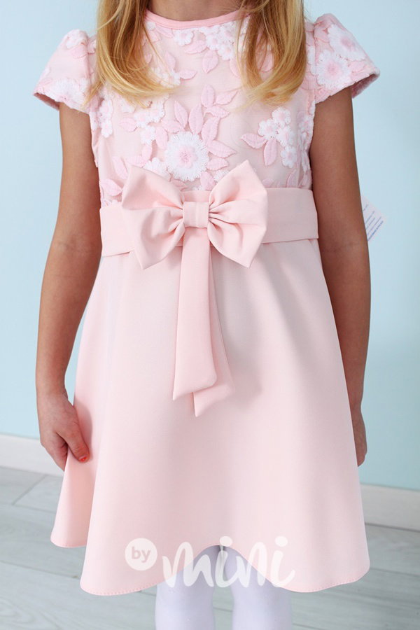 Elegant pudrové šaty s krajkou