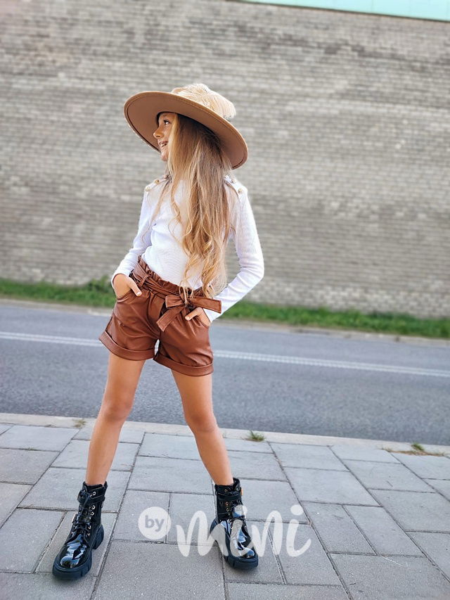 Žebrovaná bílá blůzka se zlatými knoflíky