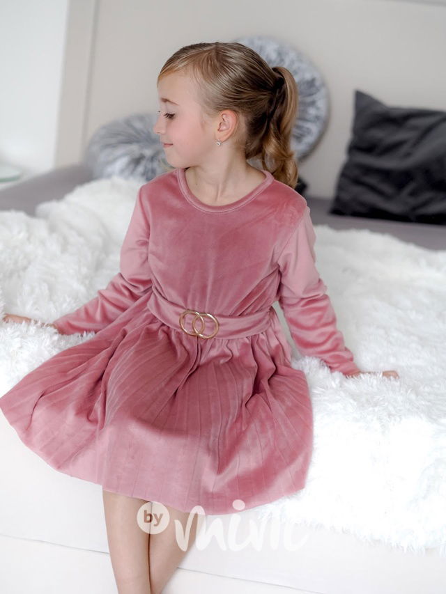 Velurové růžové šaty s plisovanou sukní