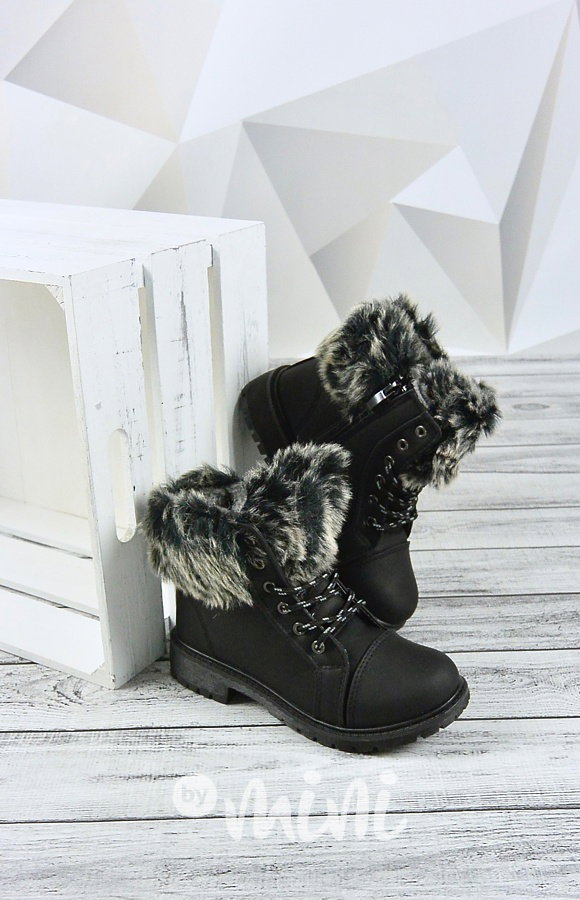 Black workery s kožíškem