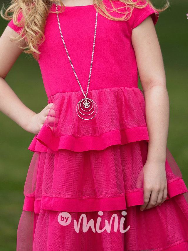 Malinové vrstvené šaty s řetízkem